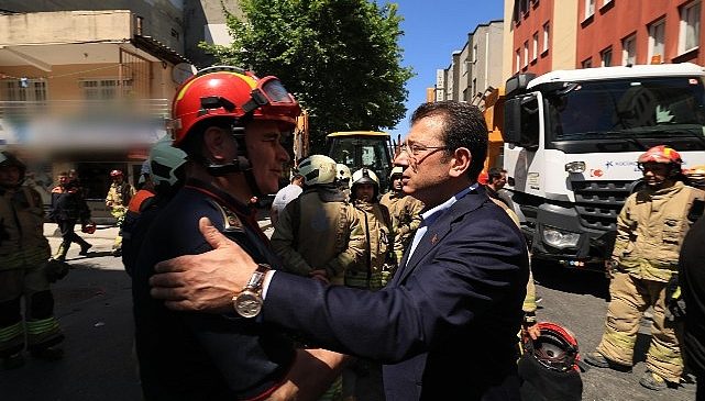 Ekrem İmamoğlu, Küçükçekmece’de çöken binanın enkazında incelemelerde bulunduktan sonra, gazetecilere konuyla ilgili açıklama yaptı