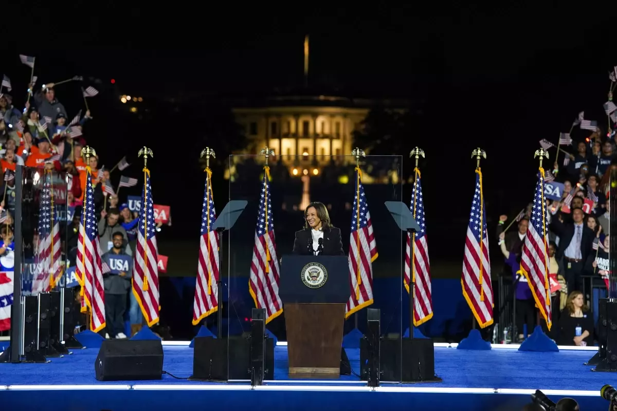 Schwarzenegger ve Aniston’dan Harris’e Destek