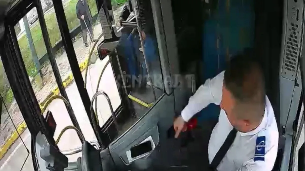 Otobüs şoföründen örnek davranış: Yaşlı adama eşlik etti!