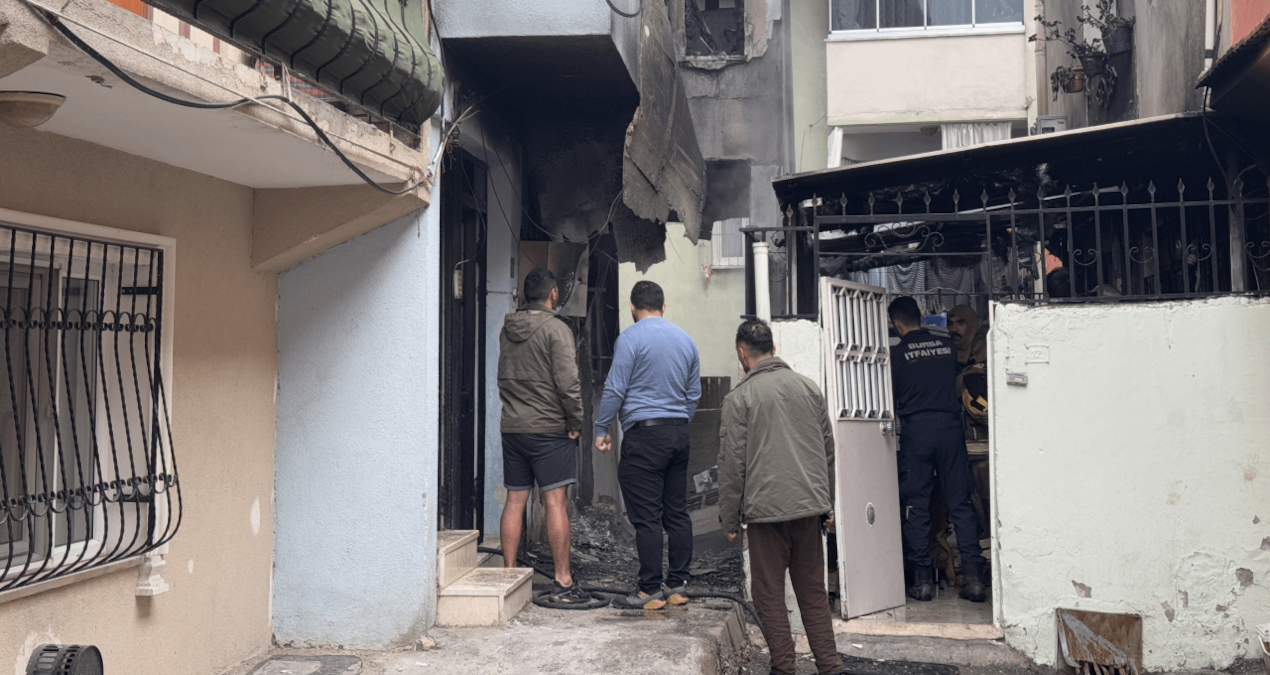 Bursa’da korkutan yangın: Alevler 4 katlı binayı sardı