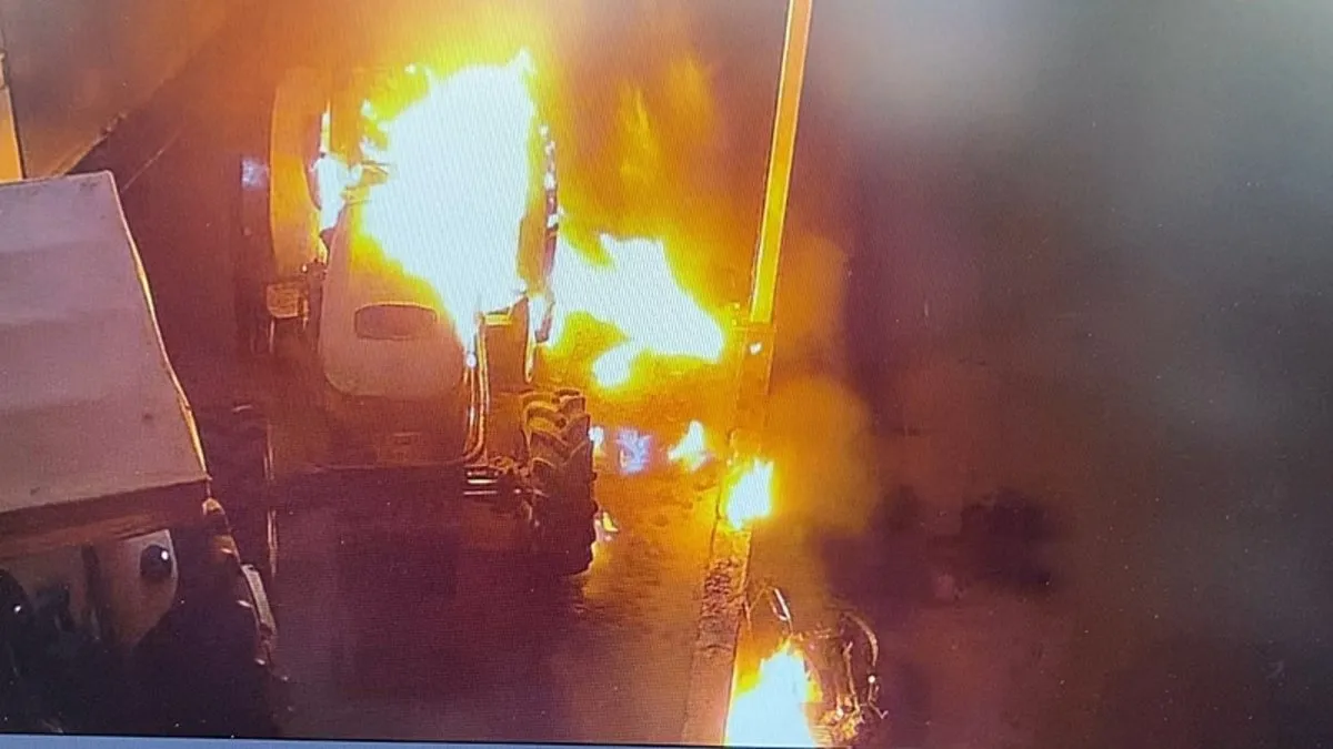 Antalya’da akılalmaz görüntü: Traktörü yakarken kendini yaktı!