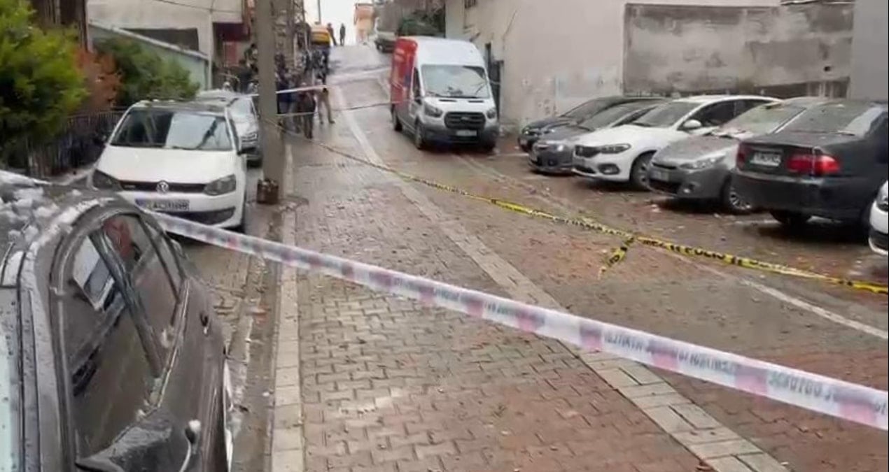 İstanbul’da 13 katlı binanın çatısına yıldırım düştü