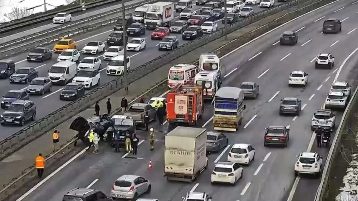 TEM Otoyolu’nda zincirleme kaza: Ekipler olay yerine sevk edildi!