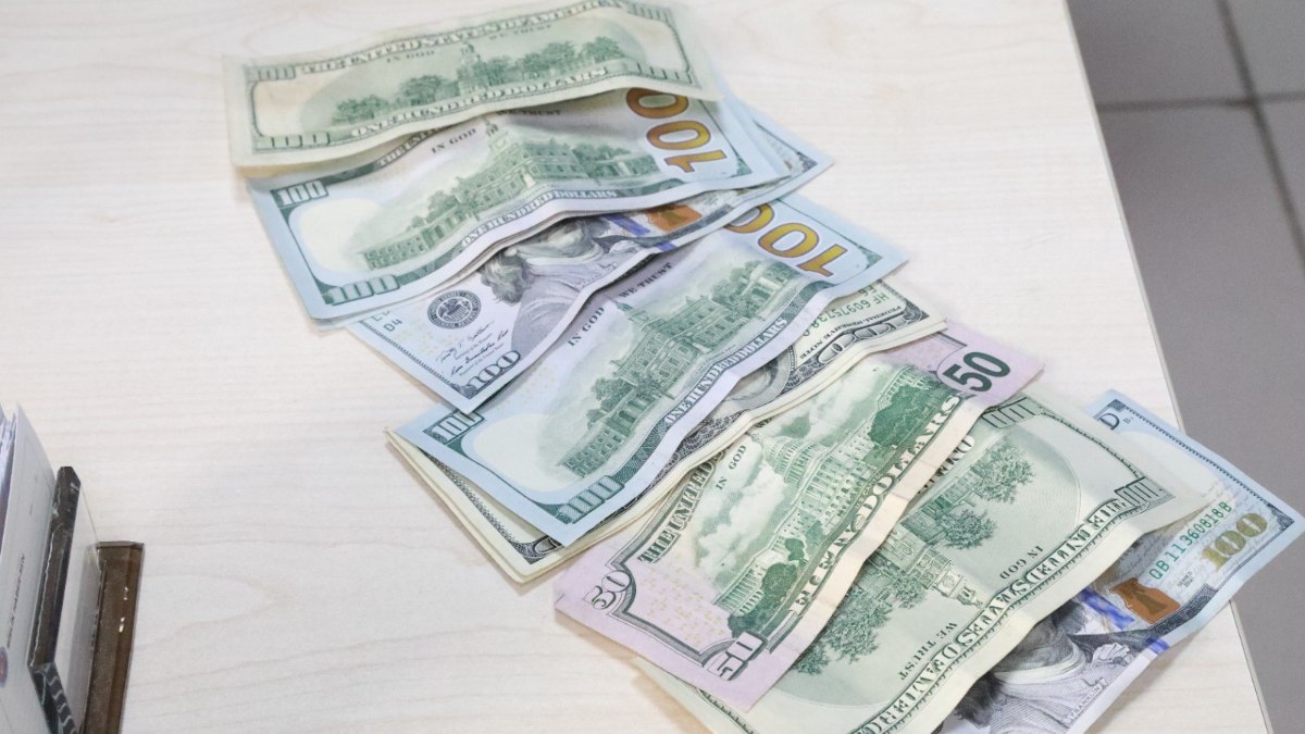 Şanlıurfa’da iki kadın, buldukları bin 250 doları sahibine ulaştırdı
